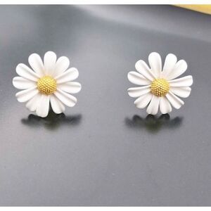 🌺 Betsey Johnson he loves me, he loves me not, Daisy earrings 🌺